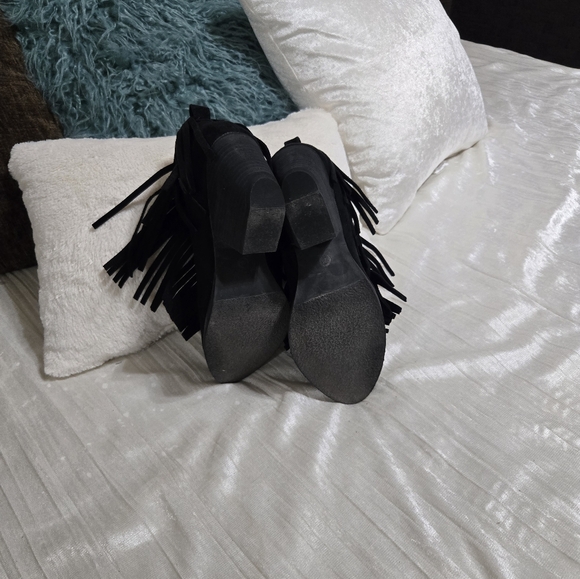 Coconuts by Matisse Black Faux Suede Fringe Booties Size 8 - Picture 6 of 8